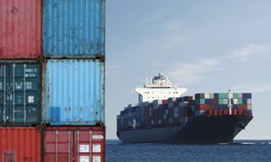 Kontenerowiec trafiony pociskiem w Cieśninie Ormuz