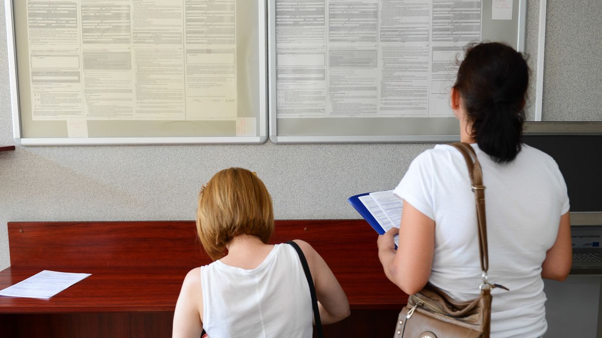 Pół miliarda złotych - tyle przeznaczą samorządy na dodatkową pomoc dla najbardziej poturbowanych przez kryzys.