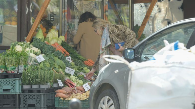 Grażyna Szapołowska delektuje się kiszonym ogórkiem