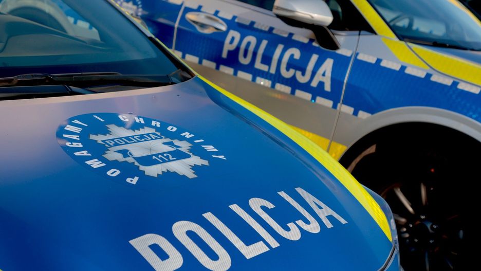 Prezydent Warszawy Rafał Trzaskowski przekazuje sprzęt dla policji