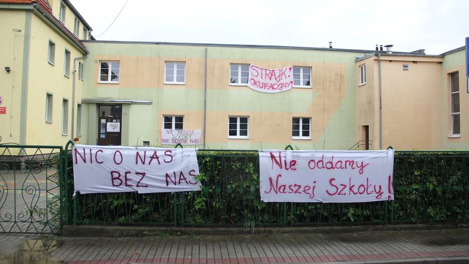 Sosnówka. Koniec strajku okupacyjnego rodziców. Osiągnięto kompromis ws. szkoły