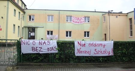 Sosnówka. Koniec strajku okupacyjnego rodziców. Osiągnięto kompromis ws. szkoły