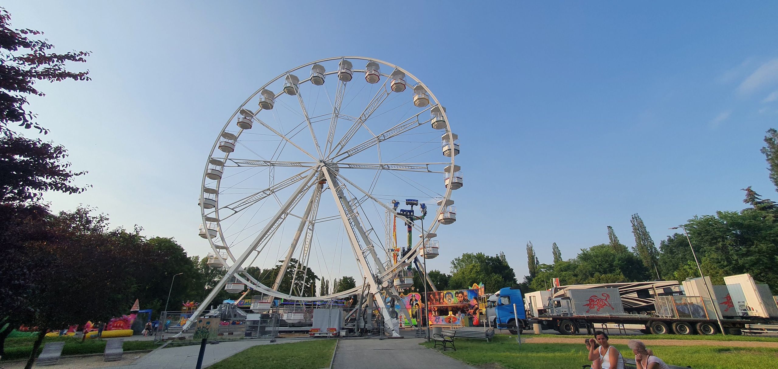 Diabelski młyn zawsze przyciąga do wesołego miasteczka. 