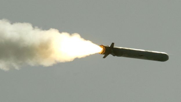 Pocisk Tomahawk podczas lotu.