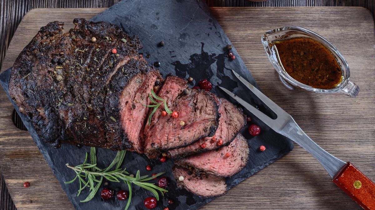 Komentatorom nie podoba się, że na szczycie służącym przeciwdziałaniu kryzysowi klimatycznemu będzie serwowane mięso 