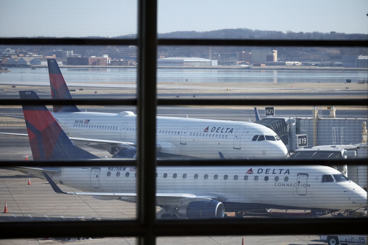 Samolot Delty uderzył skrzydłem w pas startowy na lotnisku LaGuardia