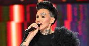 Agnieszka Chylińska w punkowym wydaniu na Festiwalu w Sopocie 2025. Czerń, glany i dziury w spodniach
