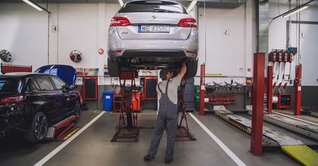 Opony, płyn do spryskiwacza, skrobaczka do szyb na zimę. Mechanicy przypominają o czymś jeszcze
