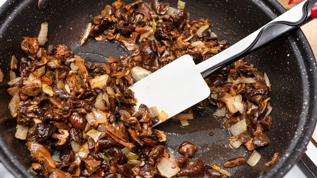 Dodając przyprawy do smażonych grzybów warto zachować kolejność 