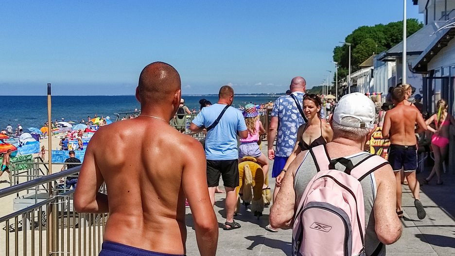 Za brak koszulki w miejscu publicznym można zapłacić wysoki mandat