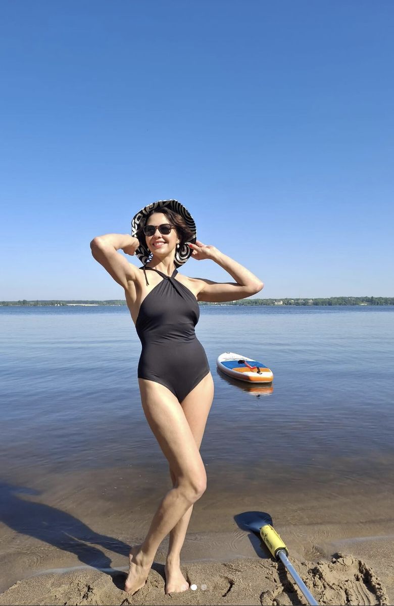 Anna Popek pręży się nad wodą w kostiumie kąpielowym