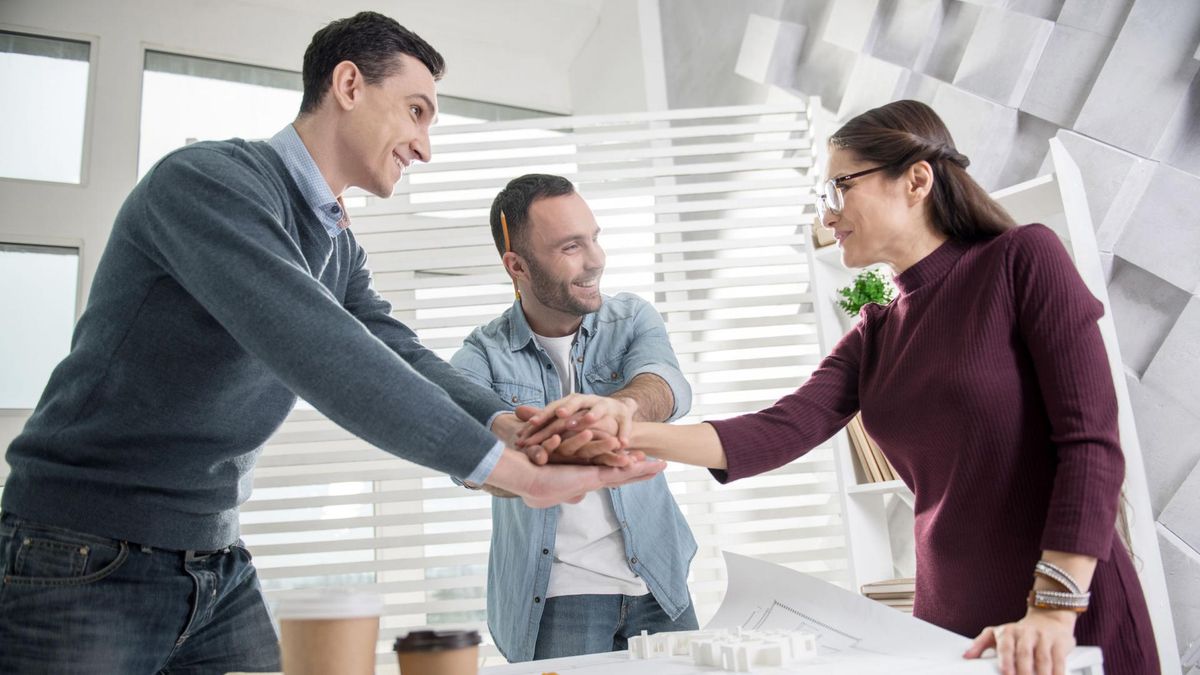Skuteczna komunikacja interpersonalna wymaga m.in. dobrego kontaktu i wzajemnego szacunku.