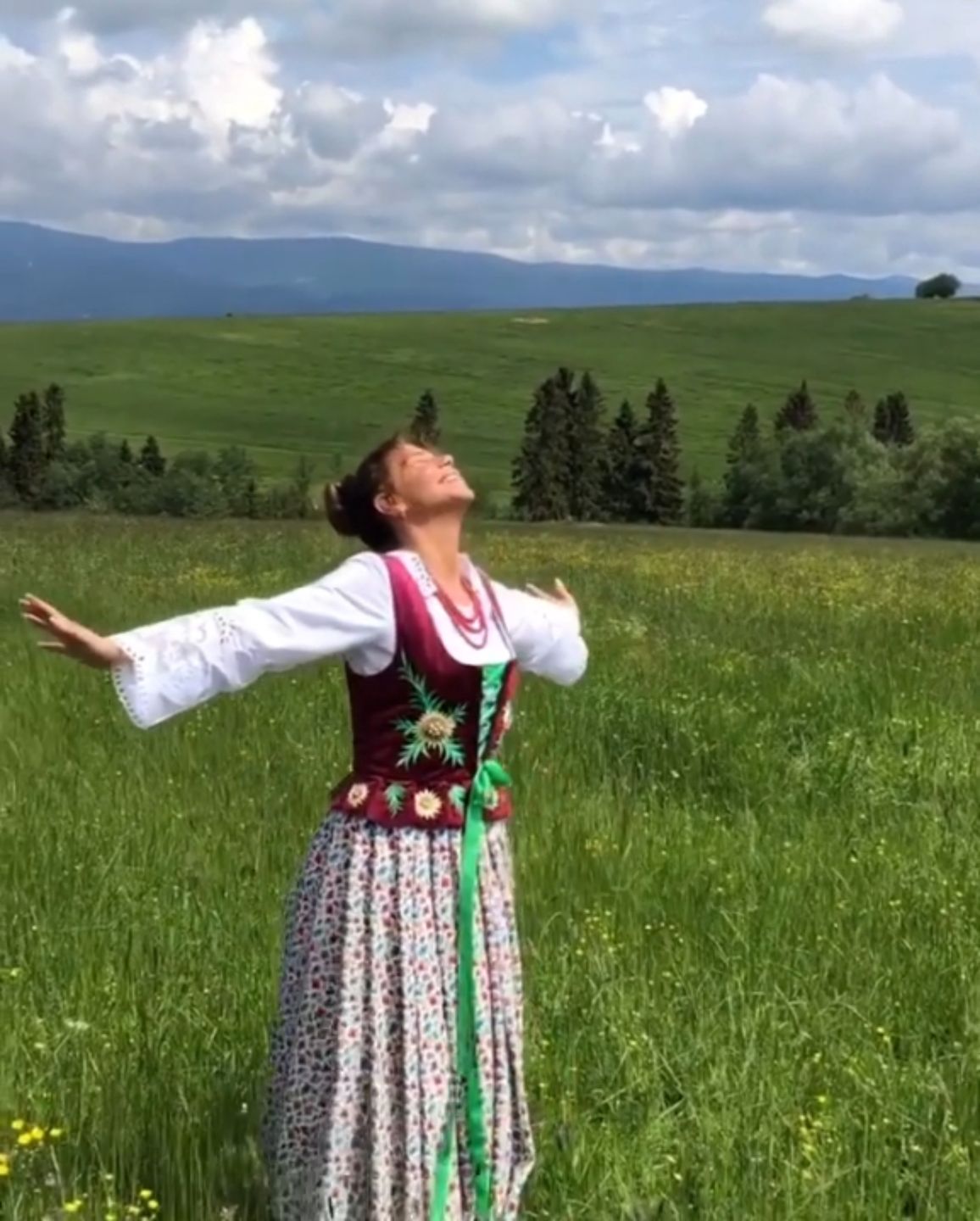 Edyta Górniak tańczy w polu