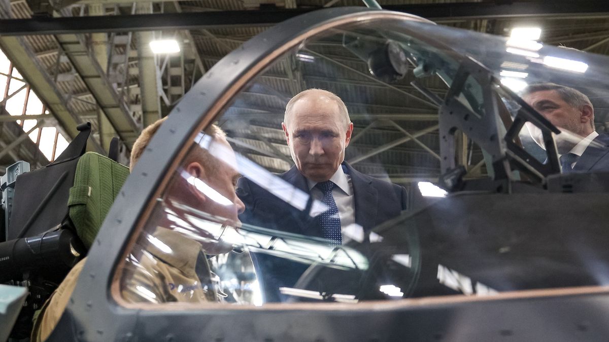 Russian President Vladimir Putin (C), accompanied by plant director Andrey Soinov (R), visits the Irkutsk Aviation Plant, a branch of Yakovlev, part of the United Aircraft Corporation (UAC) under Rostec, in Irkutsk, Russia, 24 July 2026. EPA/VYACHESLAV PROKOFYEV / SPUTNIK / KREMLIN POOL MANDATORY CREDIT Dostawca: PAP/EPA.