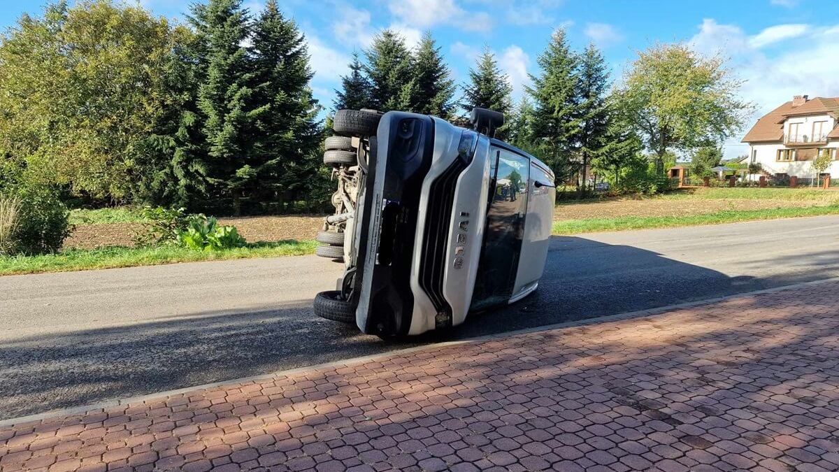 Bus Iveco przewrócił się na bok po zderzeniu z oplem w Majdanie Radlińskim