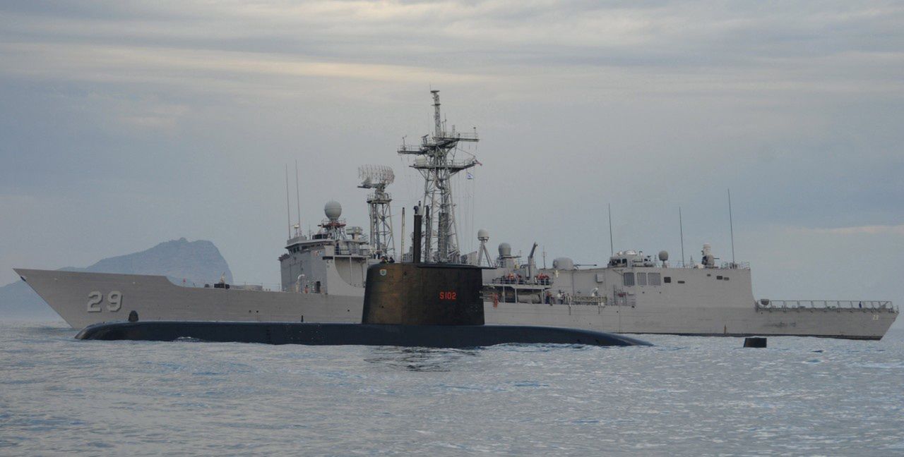 Fregata USS Stephen W. Groves (FFG 29) typu Oliver Hazard Perry podczas ćwiczeń u wybrzeży RPA wraz z południowoafrykańskim okrętem podwodnym Charlotte Maxeke typu Heroine, 2011 rok