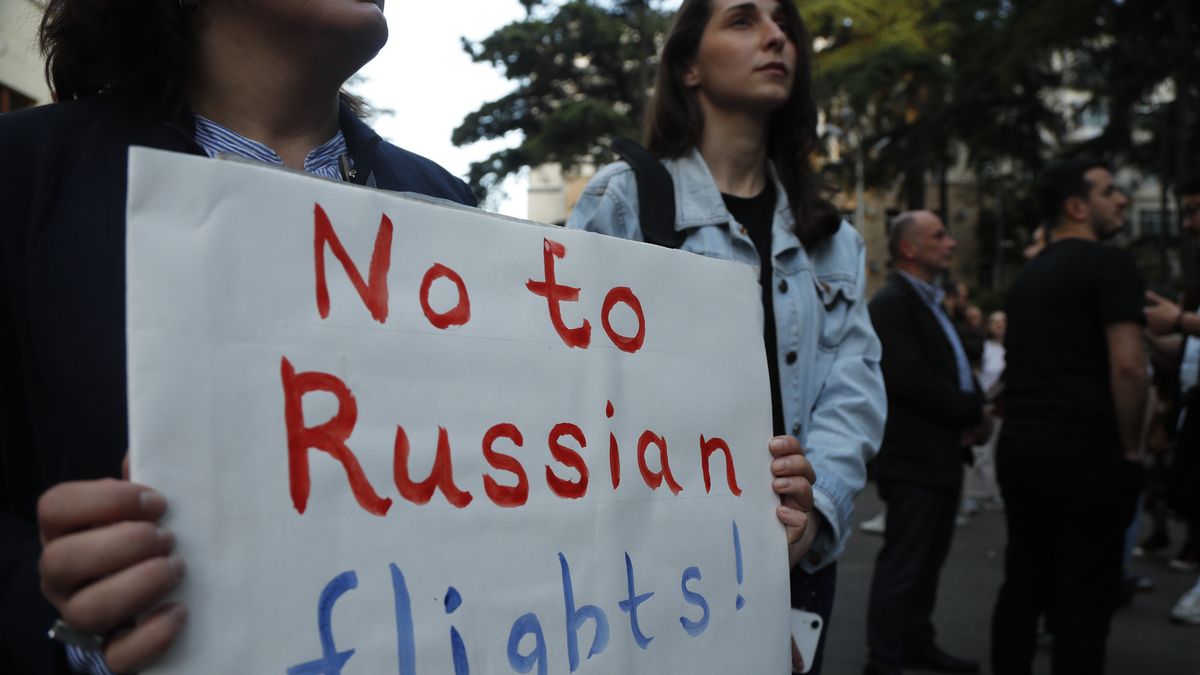 A woman holds a placard during a protest rally against direct flights of Russian airlines to Georgia, in front of the parliament building in Tbilisi, Georgia, 16 May 2023. According to a decree published on a Russian government website, Russia has lifted visa requirements for Georgians and canceled the ban on direct flights of Russian airlines to Georgia that had been in force since 2019. EPA/ZURAB KURTSIKIDZE Dostawca: PAP/EPA.