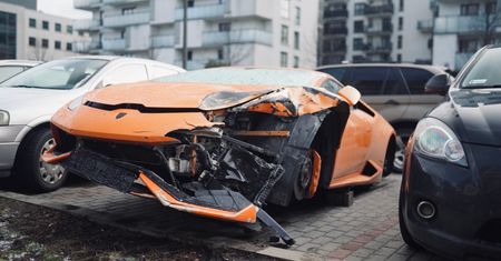 Uszkodzone lamborghini porzucone w Warszawie. Z każdym dniem jest go coraz mniej