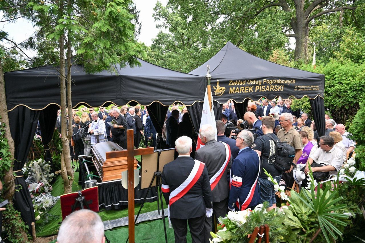 Wrocław: Tłumy na pogrzebie Jadwigi Morawieckiej. Tysiące osób żegnają mamę byłego premiera
