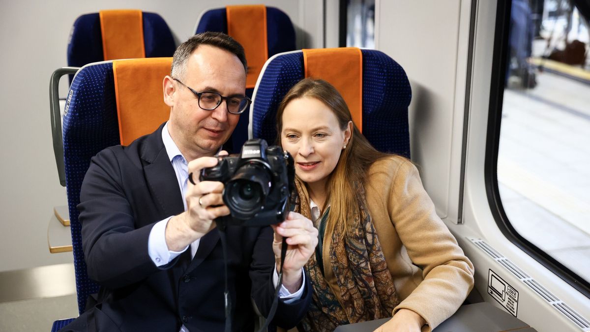 Zmodernizowane wagony COMBO dla PKP
02.04.2026 Warszawa Briefing z udzialem ministra infrastruktury Dariusza Klimczaka w zwiazku z prezentacja zmodernizowanych wagonow COMBO Fot. Tomasz Jastrzebowski/REPORTER
N/z: Dariusz Klimczak, Katarzyna Pelczynska-Nalecz
Tomasz Jastrzebowski/REPORTER