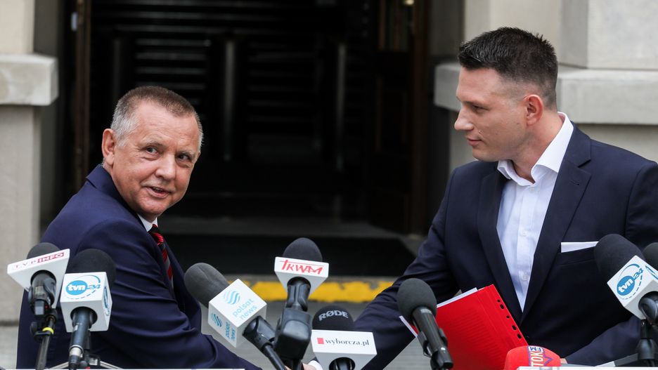 Warszawa, 27.07.2023. Prezes NIK Marian Banaś (L) i prezes Nowej Nadziei, współprzewodniczący Konfederacji Sławomir Mentzen (P) podczas konferencji prasowej przed siedzibą NIK w Warszawie, 27 bm. (sko) PAP/Paweł Supernak