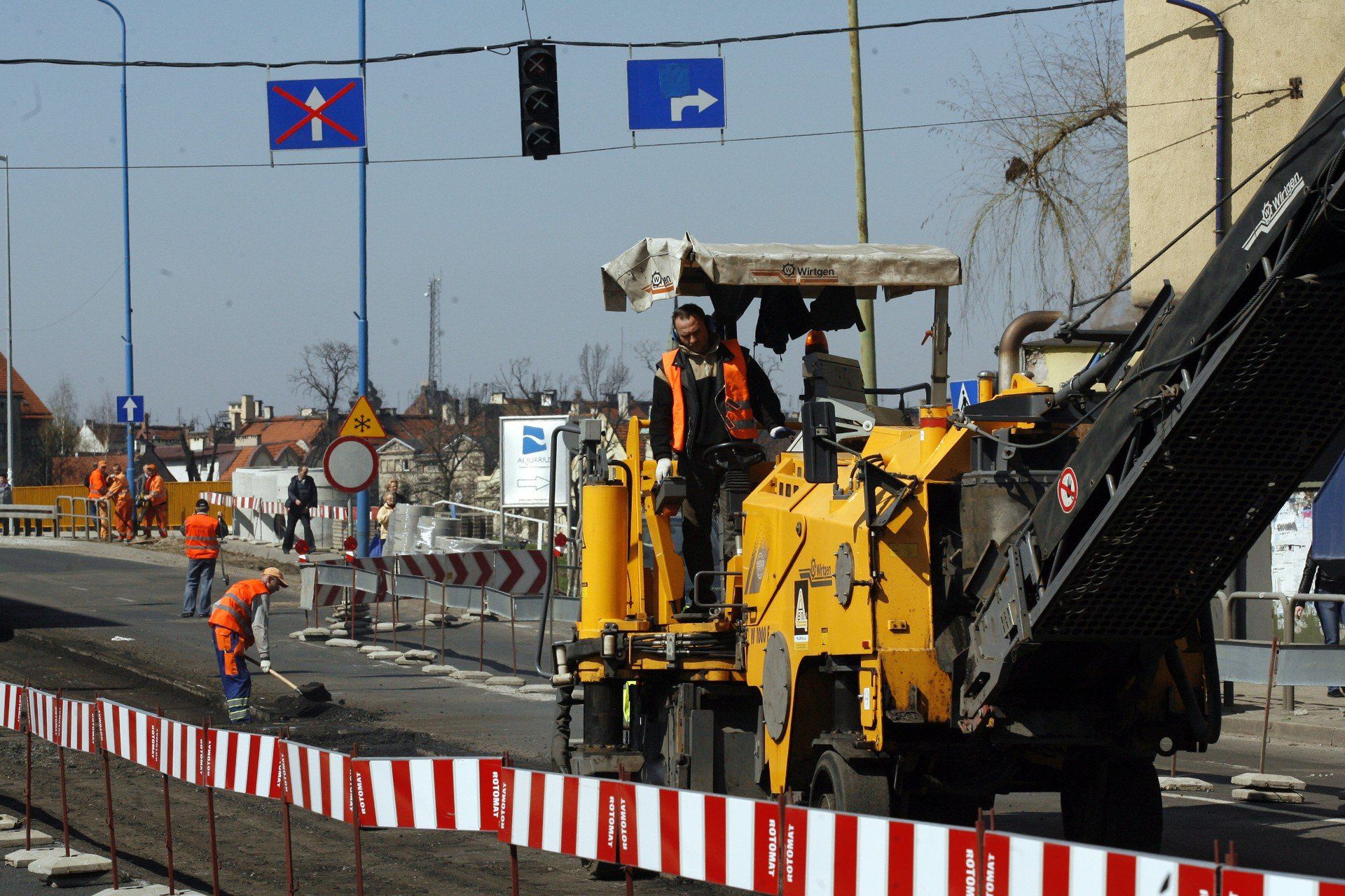 07.04.2010 LEGNICA REMONT ULICY II ARMII WOJSKA POLSKIEGO REMONTY MASZYNA ZDZIERANIE DROGA KOREK KORKI POLICJANT RUCH DROGOWY ROBOTNIK ROBOTNICY UTRUDNIENIA GAZETA WROCLAWSKA PIOTR KRZYZANOWSKI/POLSKAPRESSE