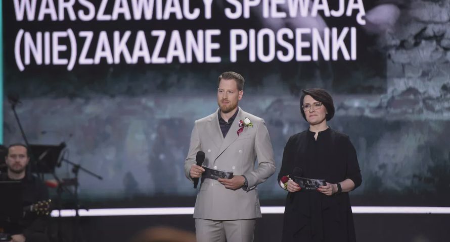 Czy zmiana prowadzących wpłynęła na widownię koncertu powstańczych piosenek? Mamy dane