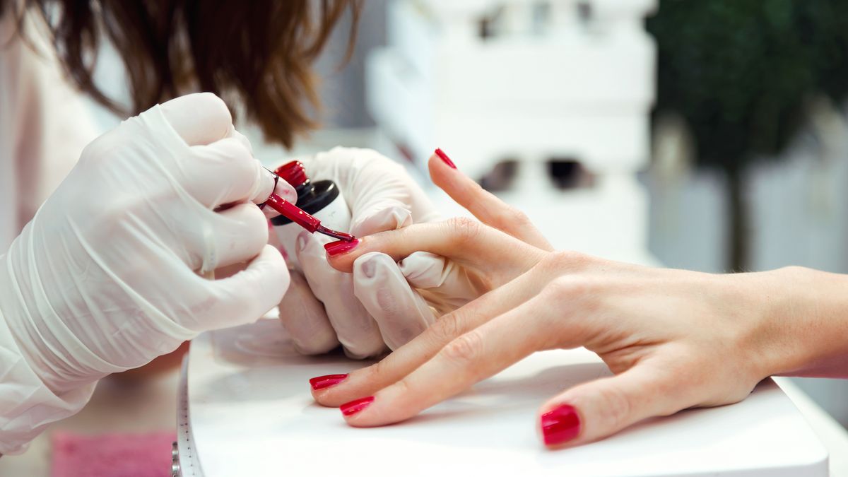 Jaki manicure najlepiej pasuje dojrzałym kobietom? 