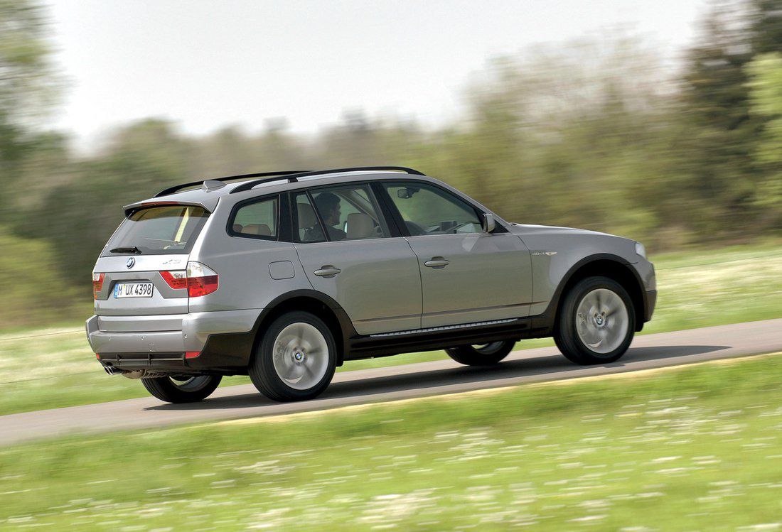 Jeśli lubisz dynamiczne auta, którymi jeździ się z przyjemnością, to w tej klasie najlepszym wyborem będzie BMW X3.