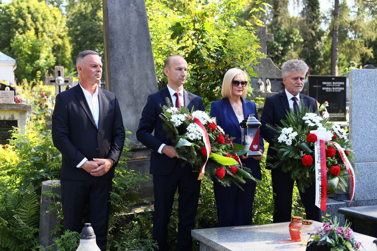 Kielce: Święto Wojska Polskiego. Uroczyste złożenie kwiatów na grobie Wacława Niesłuchowskiego