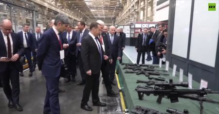 Miedwiediew w fabryce kałasznikowów. "Broni mamy pod dostatkiem"