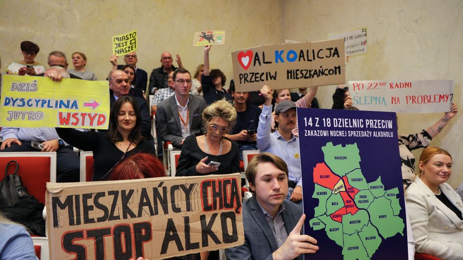 Warszawa, 18.09.2025. XXVI sesja Rady m.st. Warszawy w stołecznym Pałacu Kultury i Nauki, 18 bm. Radni zagłosują nad dwoma projektami dotyczącymi zakazu nocnej sprzedaży alkoholu. (aldg) PAP/Paweł Supernak