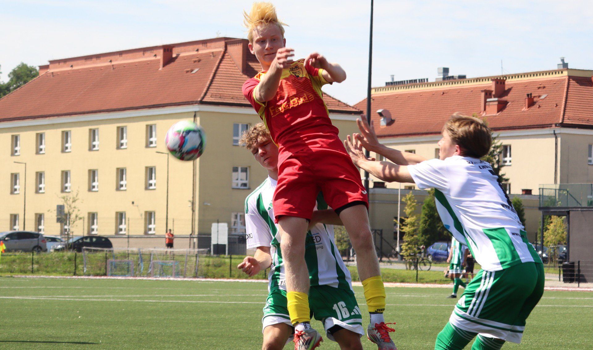 Mecz śląskiej ligi juniorów starszych; SMS Oświęcim - Stadion Śląski Chorzów (3:3). W walce o górną piłkę Mateusz Pękała, autor pierwszego gola dla oświęcimian.