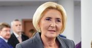 Stylizacja Agaty Dudy poddana krytyce. Poszło o garnitur
