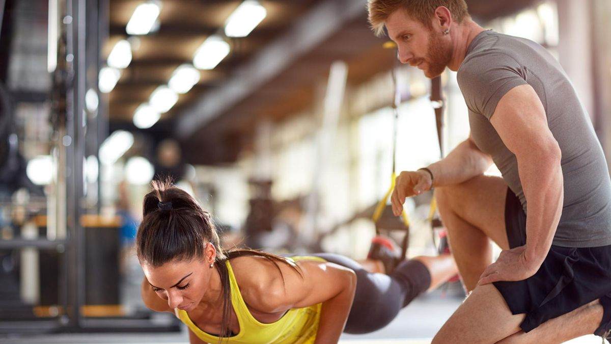 Trening siłowy bez sprzętu – ćwiczenia, zalety i wady, plan treningowy