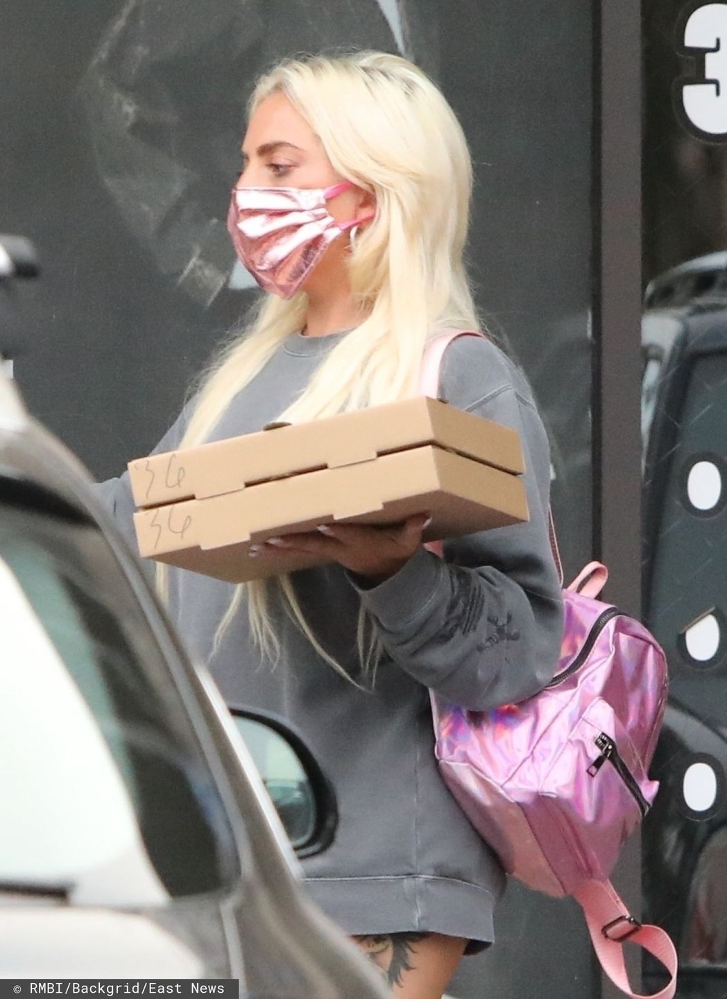 Lady Gaga chwali się biało-czerwonymi majtkami w drodze po pizzę