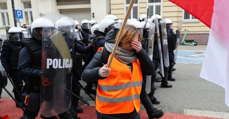 Bitwa z policją przed Sejmem. Będzie ciąg dalszy protestów. "Ostrzegam"