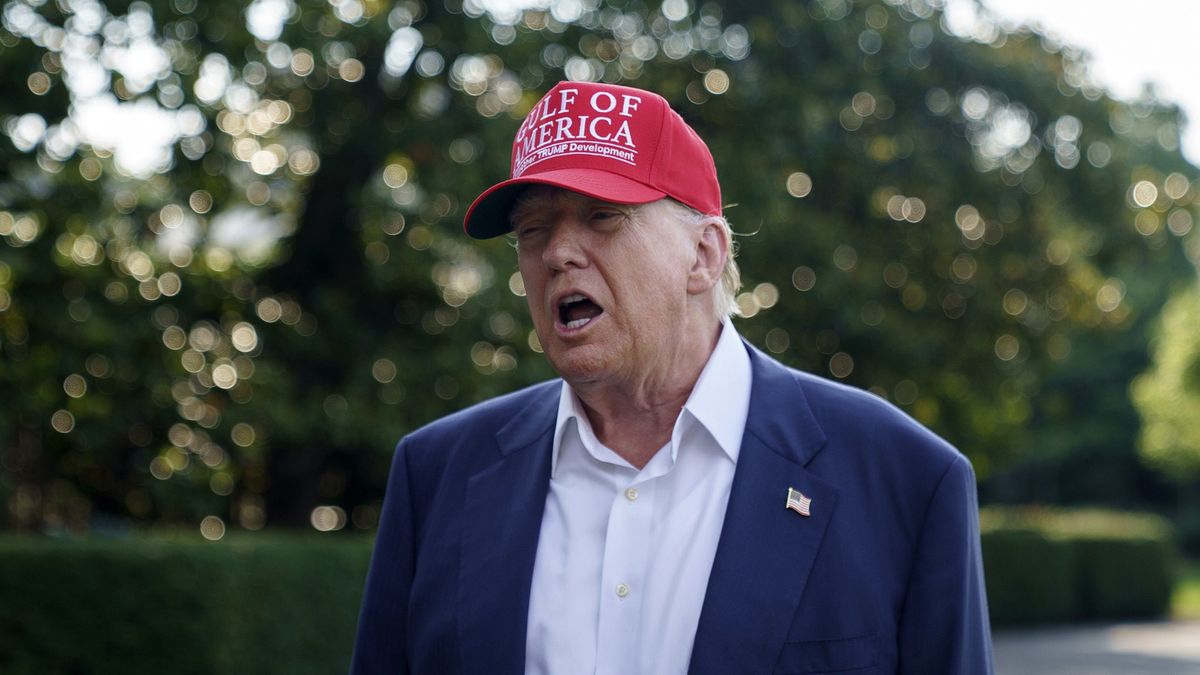 US President Trump leaves for Florida to visit a new immigration detention facility
epa12208236 US President Donald Trump speaks to the media as he leaves the White House in Washington, DC, USA, 01 July 2025. President Trump is due to visit a new immigration detention facility in the Everglades, Florida.  EPA/WILL OLIVER / POOL 
Dostawca: PAP/EPA.
WILL OLIVER / POOL
government, politics, immigration, detention facility, white house, wh, ICE