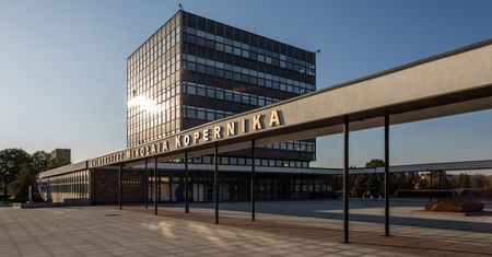 "Ta pannica wygląda korzystnie". Oburzenie w sieci. Profesor ukarany