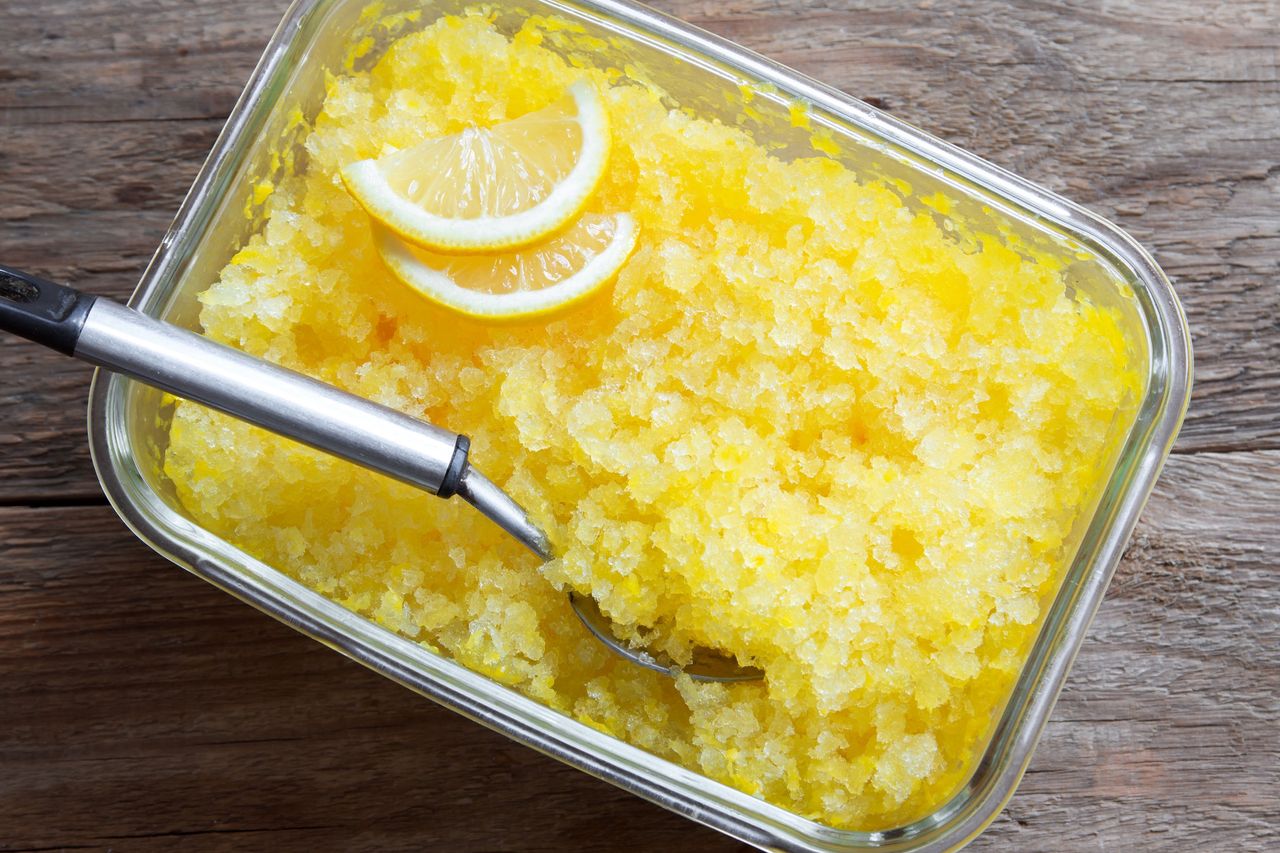Granita cytrynowa. Oryginalny włoski przepis na orzeźwiający deser