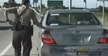 Policjant robi to zawsze podczas interwencji. To zabezpieczenie