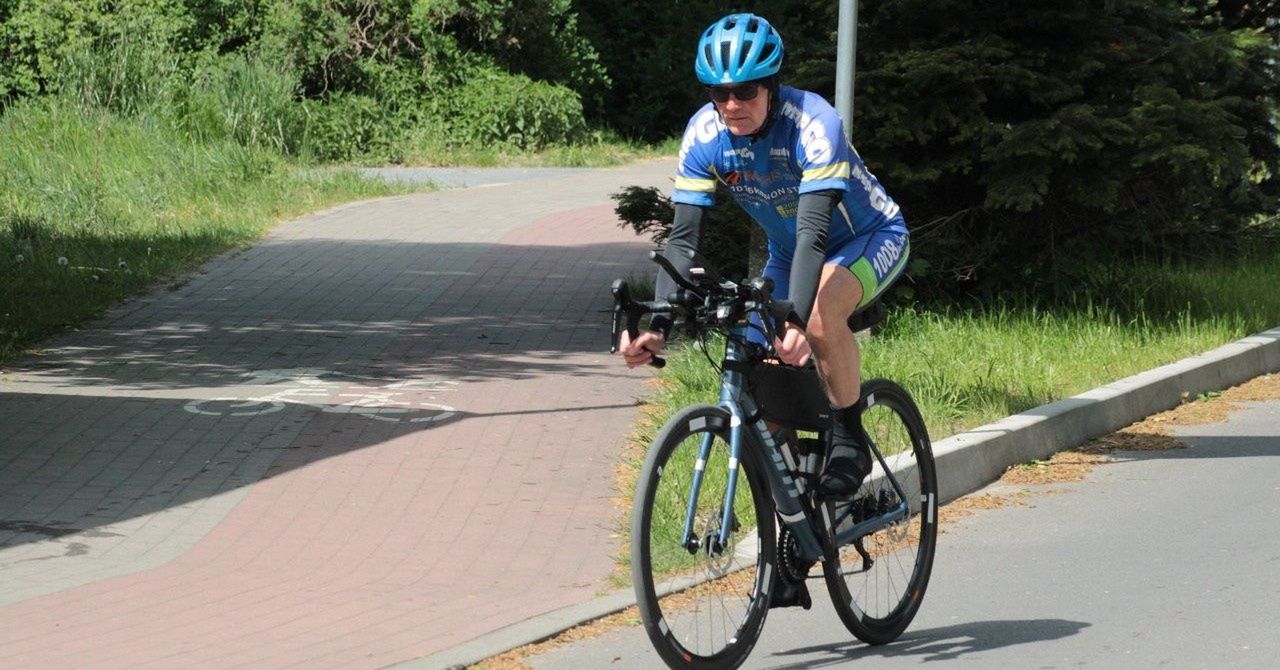 Zaczyna się kolarski ultramaraton. Pojedzie w nim Grzegorz Bordoszewski z Białogardu