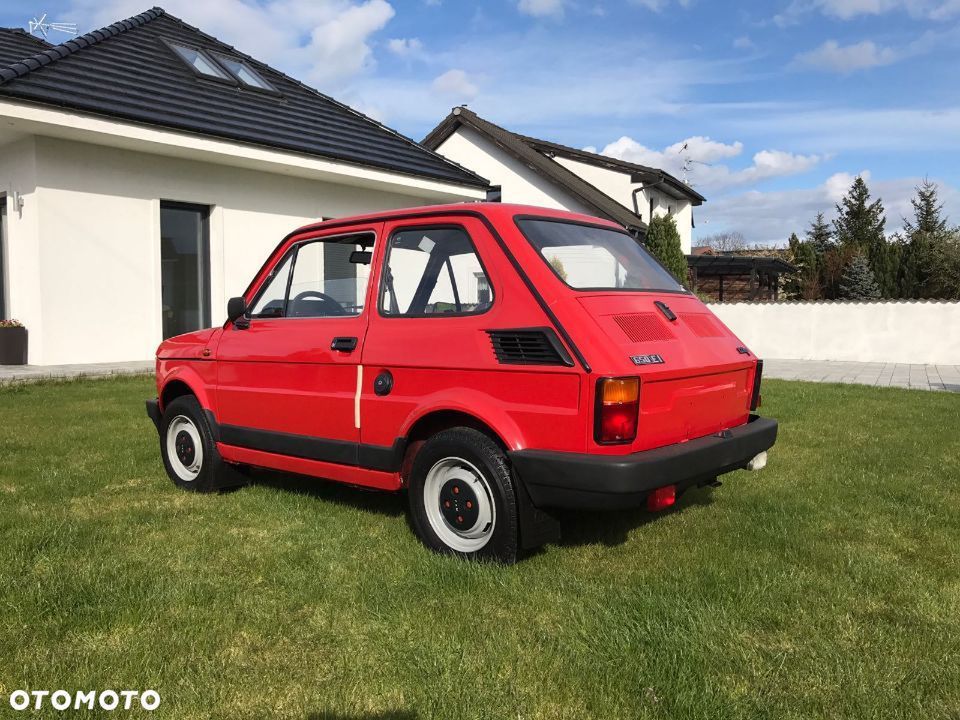 Na sprzedaż trafił w zasadzie nowy fiat 126p. Entuzjazm kolekcjonerów studzi cena