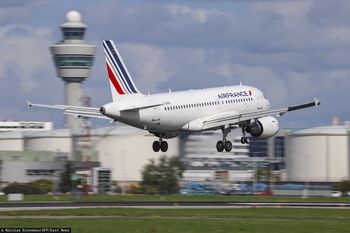 Niemowlę zmarło na pokładzie samolotu. Leciało na leczenie