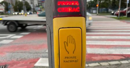 Ukryte funkcje żółtych urządzeń na przejściach dla pieszych. Bardzo przydatne