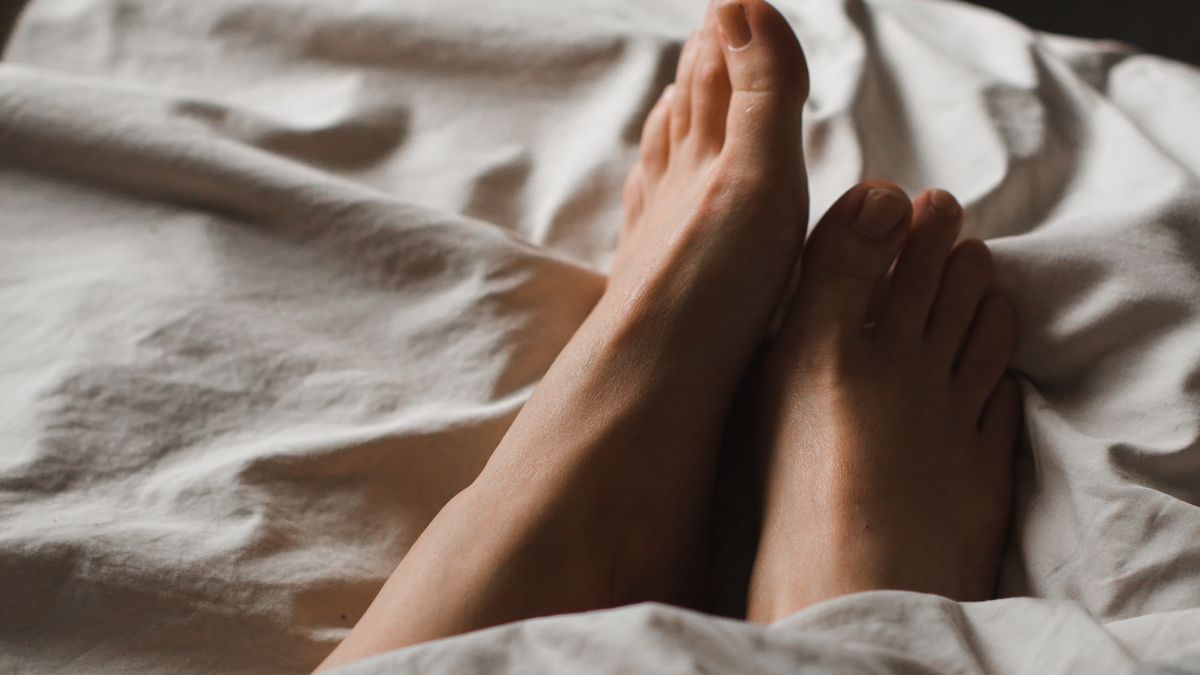 Eksperci przekonują, że spanie nago to nie jest dobry pomysł