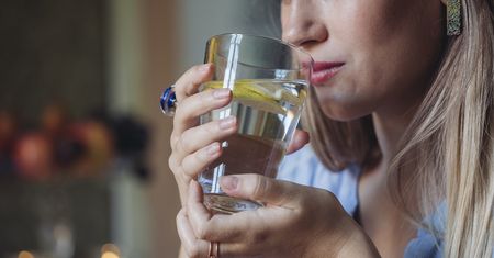 Wiele osób zaczyna dzień od tego napoju. Prosta droga do problemów żołądkowych