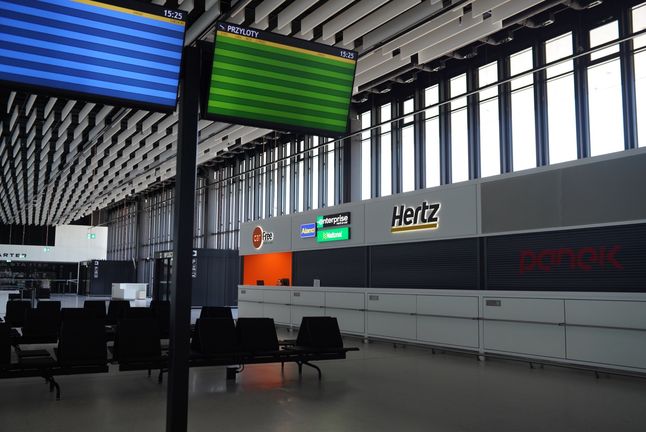 Tablice przylotów i odlotów na lotnisku w Radomiu