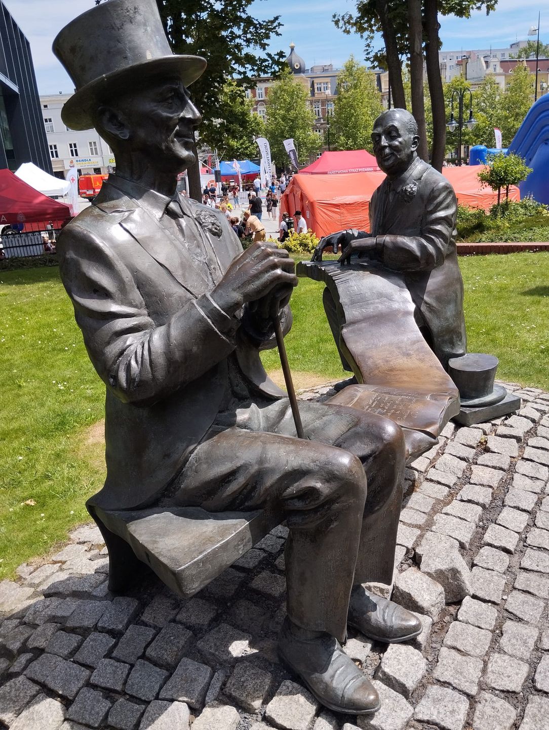 Marek Grechuta na ławeczce w Opolu