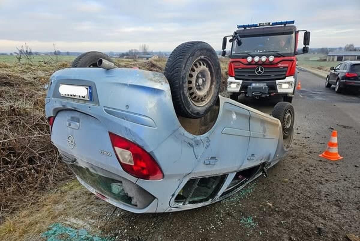 Akcja ratunkowa z samochodem, który dachował